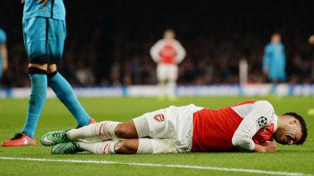 Zraněný Alex Oxlade-Chamberlain v zápase s Barcelonou v úvodním osmifinálovém duelu Ligy mistrů. Zraněný Alex Oxlade-Chamberlain v zápase s Barcelonou v úvodním osmifinálovém duelu Ligy mistrů.