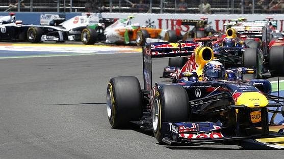 Sebastian Vettel v čele závodu GP Evropy ve Valencii Sebastian Vettel v čele závodu GP Evropy ve Valencii