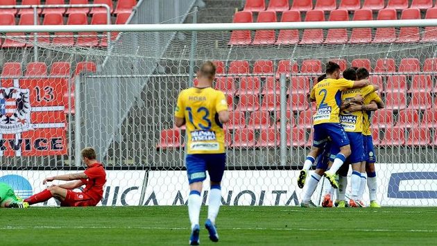 Fotbalisté Teplic oslavují druhý gól Štěpána Vachouška v brance Brna. Fotbalisté Teplic oslavují druhý gól Štěpána Vachouška v brance Brna.