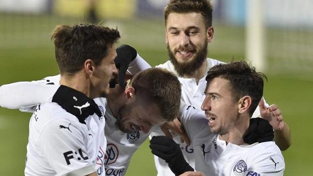Hráči Slovácka se radují z gólu. Hráči Slovácka se radují z gólu.