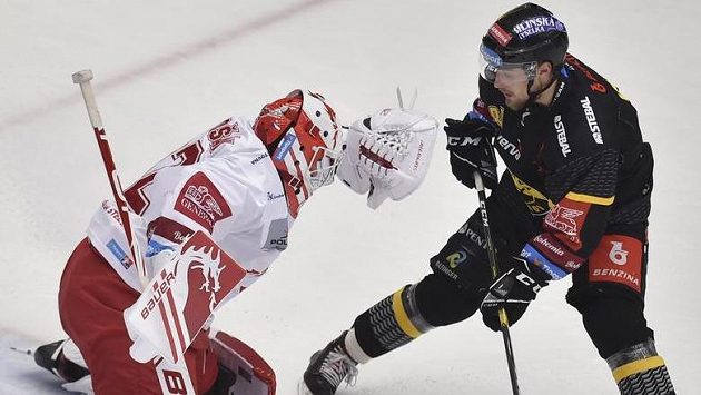 Zleva brankář Třince Patrik Bartošák a Lukáš Válek z Litvínova. Zleva brankář Třince Patrik Bartošák a Lukáš Válek z Litvínova.