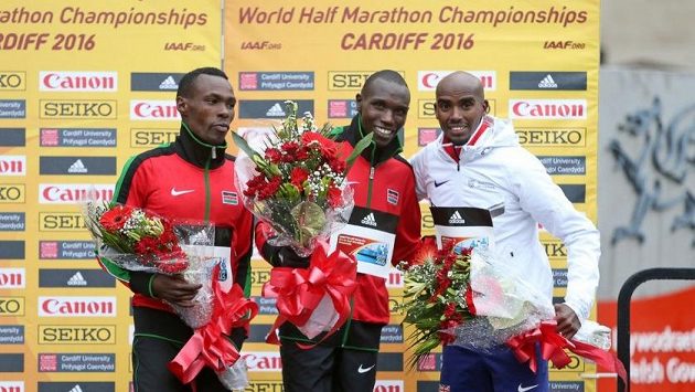 Medailisté z MS v půlmaratónu: (zleva) stříbrný Bedan Karoki, vítěz Geoffrey Kamworor a bronzový Brit Mohamed Farah. Medailisté z MS v půlmaratónu: (zleva) stříbrný Bedan Karoki, vítěz Geoffrey Kamworor a bronzový Brit Mohamed Farah.