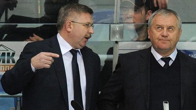 Vasilij Tichonov (vlevo) společně s Vladimírem Krikunovem na střídačce Kazaně. Vasilij Tichonov (vlevo) společně s Vladimírem Krikunovem na střídačce Kazaně.
