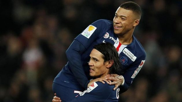 Fotbalisté PSG Edinson Cavani a Kylian Mbappé oslavují gól do sítě St. Etienne během čtvrtfinále Francouzského poháru. Fotbalisté PSG Edinson Cavani a Kylian Mbappé oslavují gól do sítě St. Etienne během čtvrtfinále Francouzského poháru.