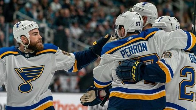 Hokejisé St. Louis se radují z branky v zápase proti San Jose Hokejisé St. Louis se radují z branky v zápase proti San Jose