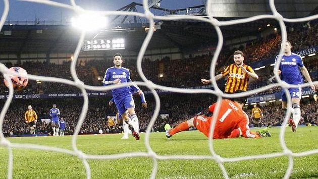 Bradfordský Mark Yeates (uprostřed) překonává Petra Čecha v brance Chelsea... Bradfordský Mark Yeates (uprostřed) překonává Petra Čecha v brance Chelsea...