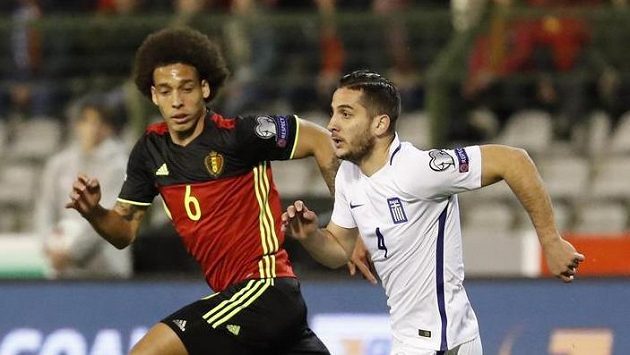 Belgičan Axel Witsel (6) v kvalifikaci MS s Řekem Kostasem Manolasem (4). Belgičan Axel Witsel (6) v kvalifikaci MS s Řekem Kostasem Manolasem (4).