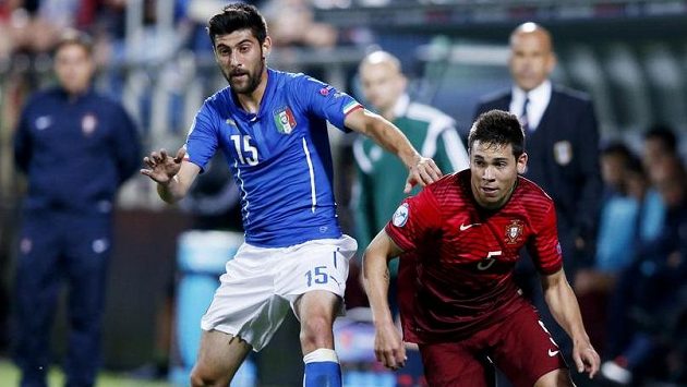 Ital Marco Benassi (vlevo) a Portugalec Raphael Guerreiro. Ital Marco Benassi (vlevo) a Portugalec Raphael Guerreiro.