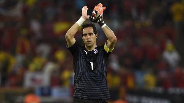 Brankář Claudio Bravo je dlouholetou oporou chilské reprezentace, teď dostane možnost ukázat své umění i v brance Barcelony. Brankář Claudio Bravo je dlouholetou oporou chilské reprezentace, teď dostane možnost ukázat své umění i v brance Barcelony.