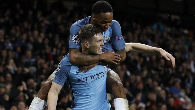 John Stones (dole), střelec čtvrtého gólu Manchesteru City v duelu s Monakem. John Stones (dole), střelec čtvrtého gólu Manchesteru City v duelu s Monakem.