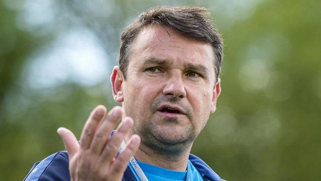 Nový trenér Karel Havlíček se ujal královéhradeckých fotbalistů. Nový trenér Karel Havlíček se ujal královéhradeckých fotbalistů.