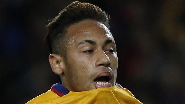 Neymar požaduje zvýšení platu na pětinásobek. Neymar požaduje zvýšení platu na pětinásobek.