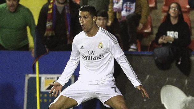 Cristiano Ronaldo z Realu Madrid oslavuje gól na půdě Levante. Cristiano Ronaldo z Realu Madrid oslavuje gól na půdě Levante.