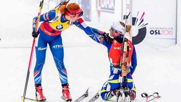 Gabriela Soukalová (vlevo) gratuluje v cílí vítězce závodu s hromadným startem Marii Dorinové Habertové z Francie. Gabriela Soukalová (vlevo) gratuluje v cílí vítězce závodu s hromadným startem Marii Dorinové Habertové z Francie.