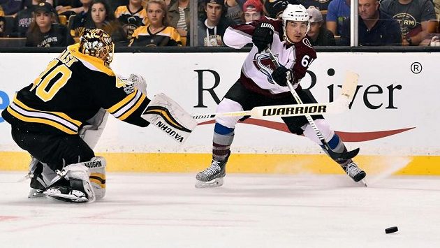 Neil Jakupov (64) z Colorada střílí gól do odkryté brány Bostonu. Jeho brankář Tuukka Rask (40) totiž špatně vyhodnotil situaci a proti útočníkovi Avalanche vyjel. Neil Jakupov (64) z Colorada střílí gól do odkryté brány Bostonu. Jeho brankář Tuukka Rask (40) totiž špatně vyhodnotil situaci a proti útočníkovi Avalanche vyjel.