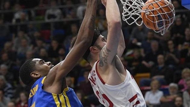 Zleva Yanick Moreira z Peristeri a Zach Hankins z Nymburka. Zleva Yanick Moreira z Peristeri a Zach Hankins z Nymburka.