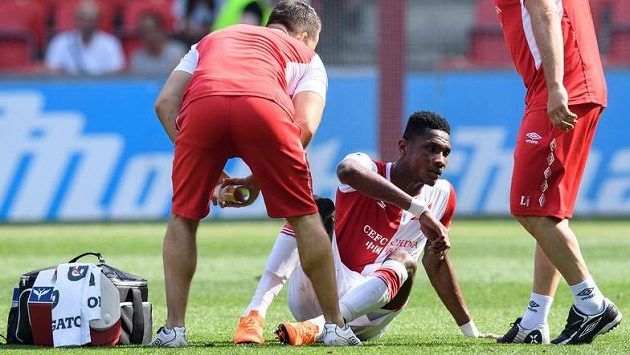 Zraněný slávista Simon Deli během utkání se Slováckem. Zraněný slávista Simon Deli během utkání se Slováckem.