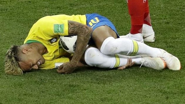 Jen se na něj podívejte! Švýcar Valon Behrami se podivuje nad ležícím Brazilcem Neymarem. Jen se na něj podívejte! Švýcar Valon Behrami se podivuje nad ležícím Brazilcem Neymarem.