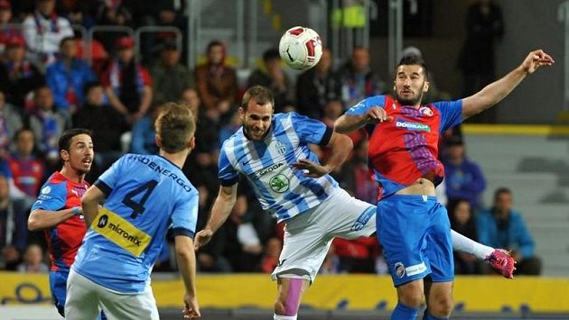 Zleva Milan Petržela z Plzně, boleslavští Jan Koch, Jan Kysela a plzeňský Aidin Mahmutovič. Zleva Milan Petržela z Plzně, boleslavští Jan Koch, Jan Kysela a plzeňský Aidin Mahmutovič.