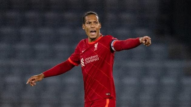 Liverpoolský obránce Van Dijk reaguje na dění na hřišti během přípravného zápasu s Herthou Berlín. Liverpoolský obránce Van Dijk reaguje na dění na hřišti během přípravného zápasu s Herthou Berlín.