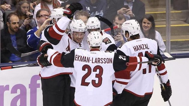 Max Domi (16) z Arizony jásá po gólu, na který mu v utkání s Torontem přihrával Martin Hanzal. Max Domi (16) z Arizony jásá po gólu, na který mu v utkání s Torontem přihrával Martin Hanzal.