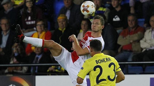Slávistický útočník Tomáš Necid se snaží zakončit, brání mu Daniele Bonera z Villarrealu. Slávistický útočník Tomáš Necid se snaží zakončit, brání mu Daniele Bonera z Villarrealu.
