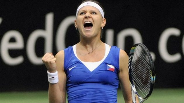 Vítězné gesto Lucie Šafářové po triumfu nad australskou favoritkou Samanthou Stosurovou. Vítězné gesto Lucie Šafářové po triumfu nad australskou favoritkou Samanthou Stosurovou.