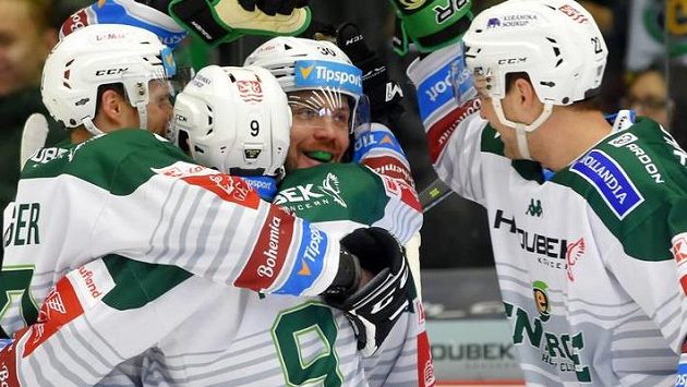 Hráči Karlových Varů se radují z gólu, druhý zprava jeho autor Tomáš Rachůnek. Hráči Karlových Varů se radují z gólu, druhý zprava jeho autor Tomáš Rachůnek.