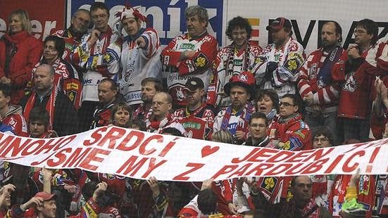 Fanoušci hokejistů Pardubic na utkání v Ostravě Fanoušci hokejistů Pardubic na utkání v Ostravě