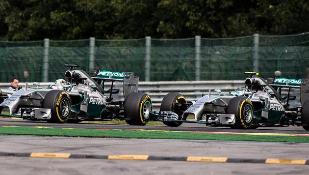 Nico Rosberg (vpravo) z Mercedesu se dostává do kolize se stájovým kolegou Lewisem Hamiltonem ve druhém kole závodu ve Spa. Nico Rosberg (vpravo) z Mercedesu se dostává do kolize se stájovým kolegou Lewisem Hamiltonem ve druhém kole závodu ve Spa.