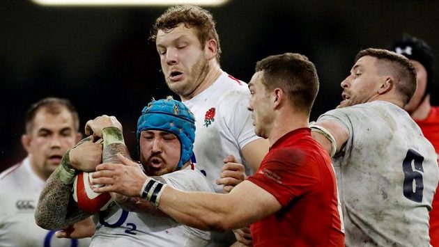 Nedám! Šišku drží Angličan Jack Nowell. Nedám! Šišku drží Angličan Jack Nowell.