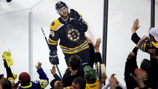 David Pastrňák z Bostonu se raduje z gólu proti Torontu. David Pastrňák z Bostonu se raduje z gólu proti Torontu.