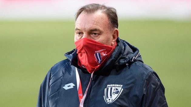 Trenér Pardubic Jaroslav Novotný během utkání na hřišti Slavie. Trenér Pardubic Jaroslav Novotný během utkání na hřišti Slavie.