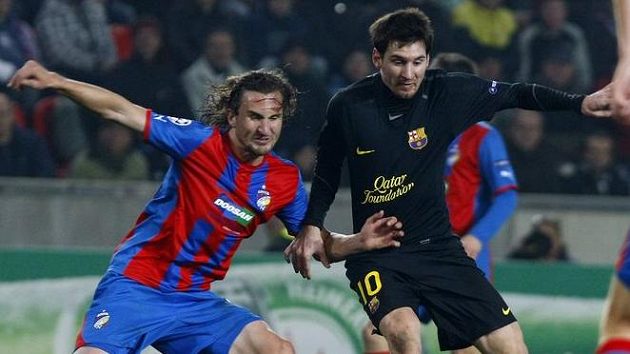 Plzeňský Petr Jiráček (vlevo) se snaží zastavit Lionela Messiho z Barcelony. Plzeňský Petr Jiráček (vlevo) se snaží zastavit Lionela Messiho z Barcelony.