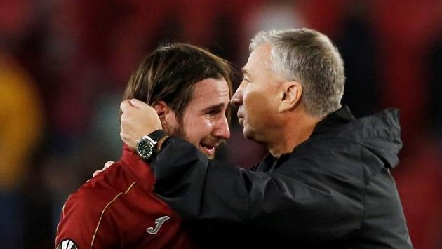 Fotbalista Kluže Constantin Paun-Alexandru a trenér Dan Petrescu v utkání Evropské ligy. Ilustrační foto Fotbalista Kluže Constantin Paun-Alexandru a trenér Dan Petrescu v utkání Evropské ligy. Ilustrační foto