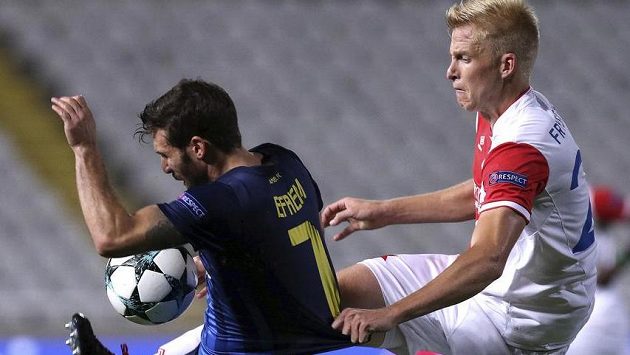 Slávista Michal Frydrych se snaží zastavit George Efreema z APOEL Nikósie. Slávista Michal Frydrych se snaží zastavit George Efreema z APOEL Nikósie.