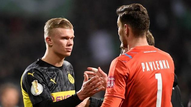 Útočník Borussie Dortmund Erling Haaland gratuluje brankáři Werderu Brémy Jiřímu Pavlenkovi k postupu do čtvrtfinále Německého poháru. Útočník Borussie Dortmund Erling Haaland gratuluje brankáři Werderu Brémy Jiřímu Pavlenkovi k postupu do čtvrtfinále Německého poháru.
