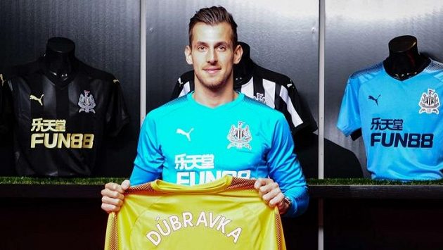 Martin Dúbravka s dresem Newcastlu. Martin Dúbravka s dresem Newcastlu.