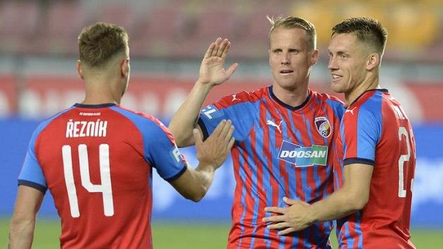 Hráči Plzně se radují z vítězství nad Spartou. Zleva Radim Řezník, David Limberský a Lukáš Kalvach. Hráči Plzně se radují z vítězství nad Spartou. Zleva Radim Řezník, David Limberský a Lukáš Kalvach.
