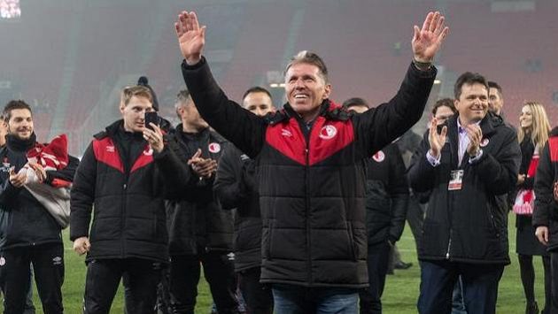 Trenér Slavie Jaroslav Šilhavý děkuje fanouškům. Trenér Slavie Jaroslav Šilhavý děkuje fanouškům.