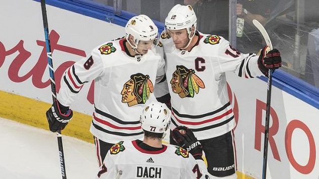 Radost hokejistů Chicaga Blackhawks. Dominik Kubalík (8) Jonathan Toews (19) a Kirby Dach (77) slaví gól v utkání proti Edmontonu. Radost hokejistů Chicaga Blackhawks. Dominik Kubalík (8) Jonathan Toews (19) a Kirby Dach (77) slaví gól v utkání proti Edmontonu.