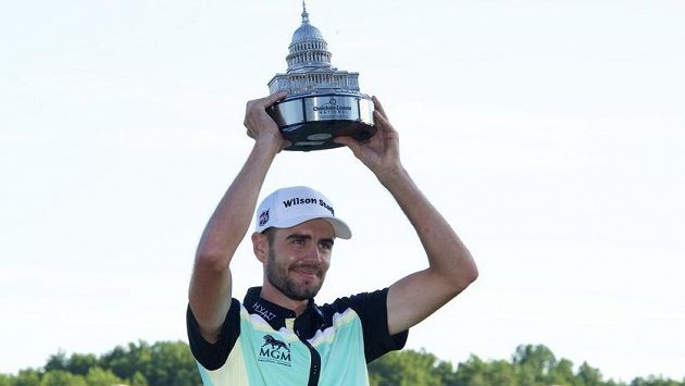 Americký golfista Troy Merritt pózuje s trofejí pro vítěze turnaje Quicken Loans National v Gainesville. Americký golfista Troy Merritt pózuje s trofejí pro vítěze turnaje Quicken Loans National v Gainesville.