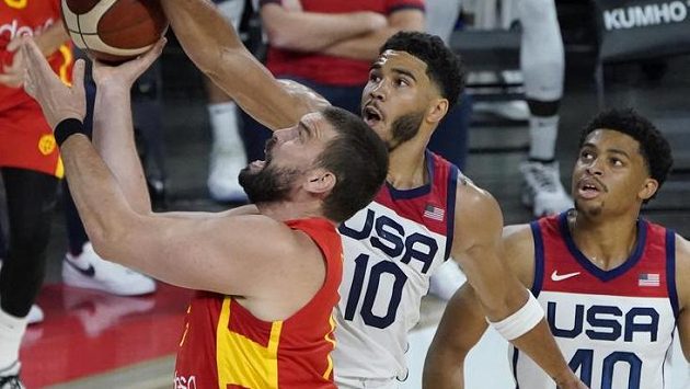 Marc Gasol (vlevo) střílí na koš v zápase se Spojenými státy Marc Gasol (vlevo) střílí na koš v zápase se Spojenými státy