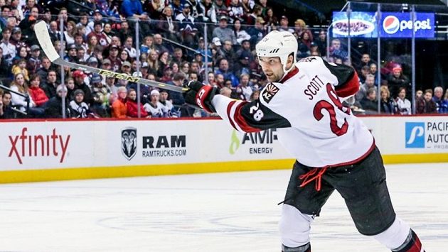 John Scott ještě v dresu Arizony. John Scott ještě v dresu Arizony.