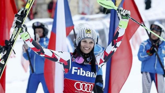 Anna Fenningerová z Rakouska po kmbinačním triumfu v Bansku. Anna Fenningerová z Rakouska po kmbinačním triumfu v Bansku.