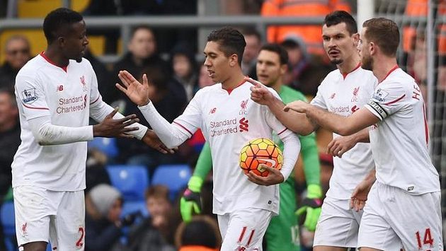 Roberto Firmino oslavuje se svými spoluhráči gól do sítě Crystal Palace. Roberto Firmino oslavuje se svými spoluhráči gól do sítě Crystal Palace.