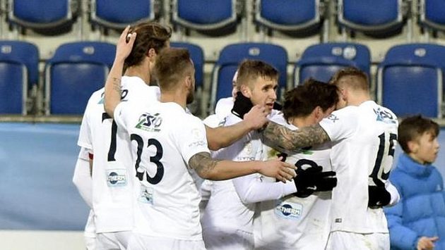 Hráči Slovácka se radují z gólu proti Brnu. Hráči Slovácka se radují z gólu proti Brnu.