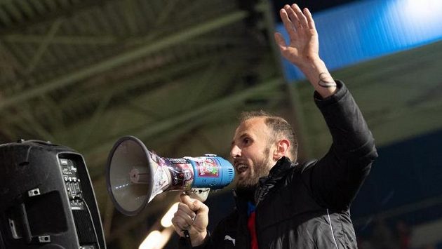 Roman Hubník z Viktorie Plzeň během děkovačky s fanoušky. Roman Hubník z Viktorie Plzeň během děkovačky s fanoušky.
