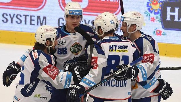 Hokejisté Brna se radují z gólu v Třinci. Hokejisté Brna se radují z gólu v Třinci.