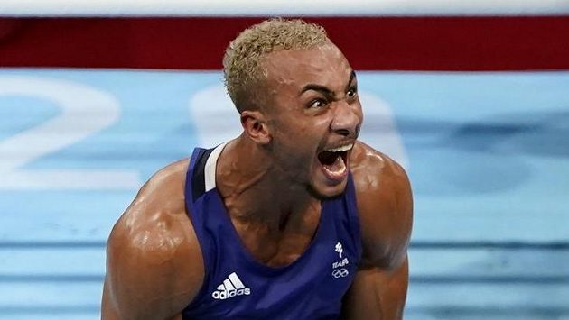 Britský boxer Benjamin Whittaker slaví po výhře nad Kenoem Machadoem z Brazílie. Britský boxer Benjamin Whittaker slaví po výhře nad Kenoem Machadoem z Brazílie.